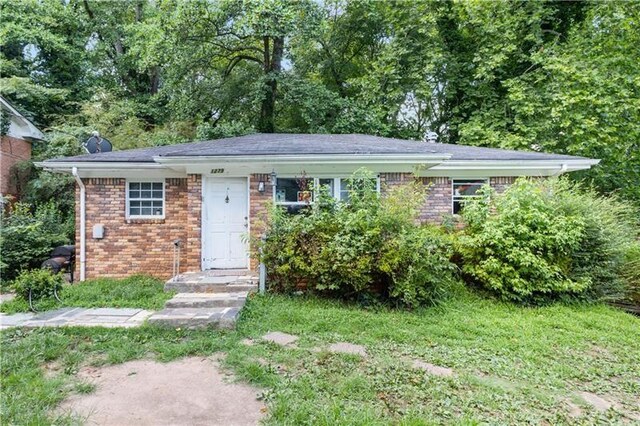 view of front of house featuring a front yard