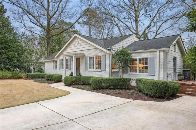 view of front of property featuring brick siding and a front lawn