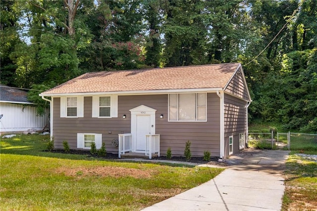 bi-level home featuring a front lawn