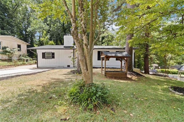 view of front facade with a front yard