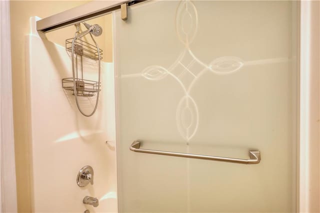 room details with shower / bath combination