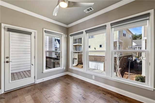 sunroom featuring visible vents and a ceiling fan