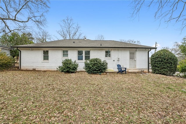 back of house featuring a lawn