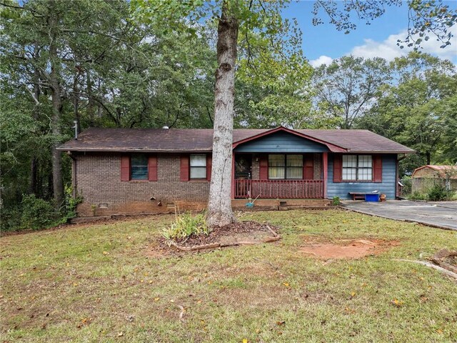 ranch-style home featuring a porch and a front lawn