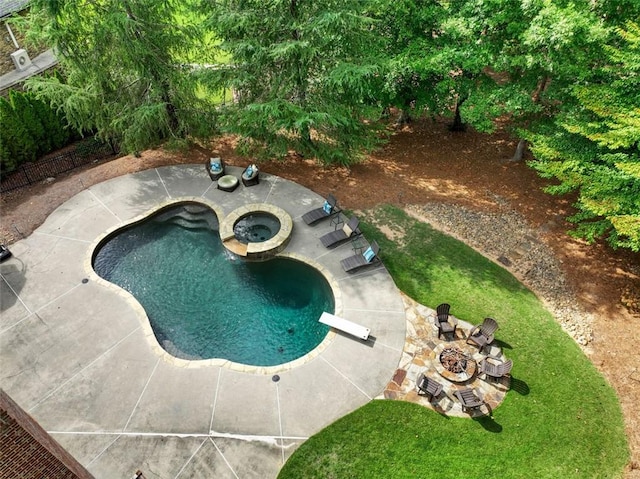 outdoor pool featuring a patio area, an in ground hot tub, an outdoor fire pit, and a diving board