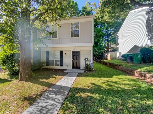 view of front of property featuring a front lawn