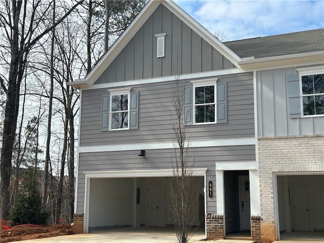 view of front facade featuring a garage