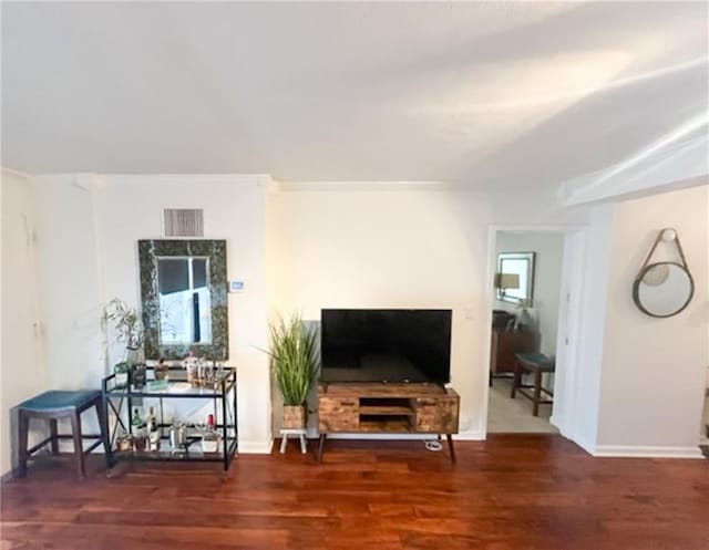 living area featuring dark wood-style floors, visible vents, and baseboards