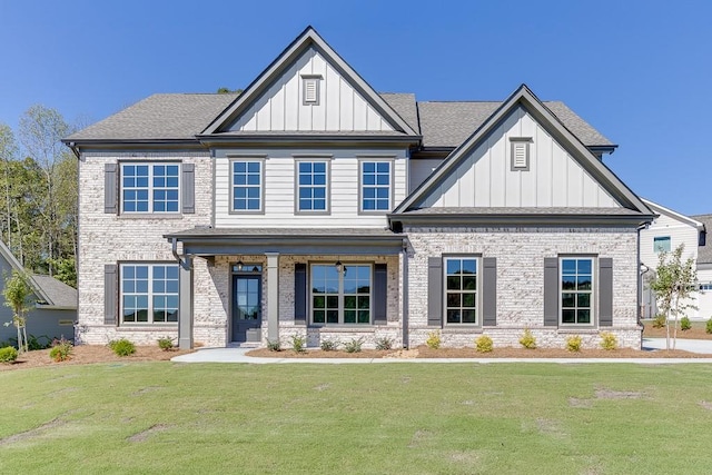 craftsman-style house featuring a front yard