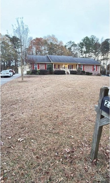 ranch-style house featuring a porch