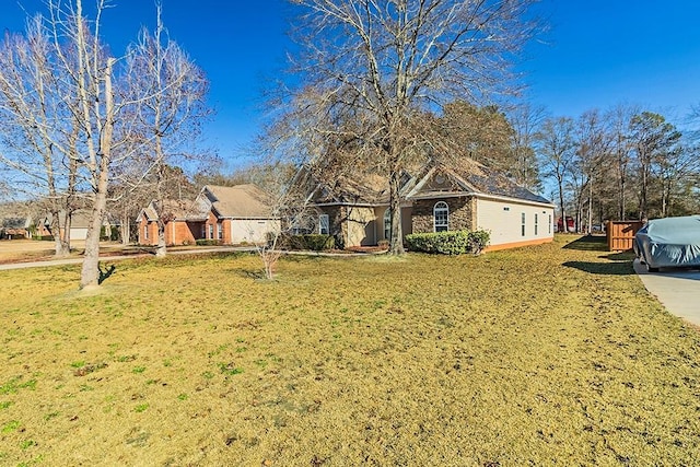 view of front of house featuring a front yard