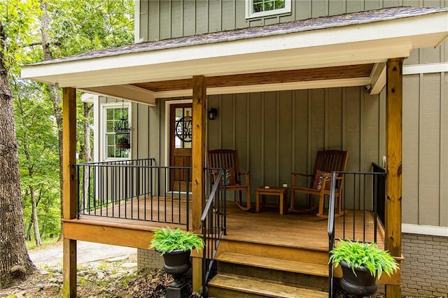 entrance to property featuring a porch