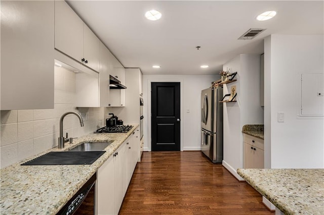 kitchen featuring visible vents, gas cooktop, tasteful backsplash, freestanding refrigerator, and dark wood-style flooring