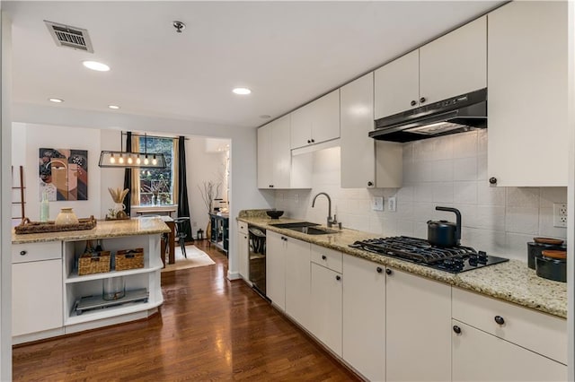 kitchen featuring visible vents, a sink, under cabinet range hood, black gas cooktop, and dark wood finished floors