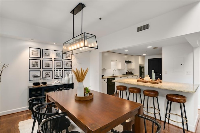 dining area featuring recessed lighting, visible vents, baseboards, and dark wood-style floors