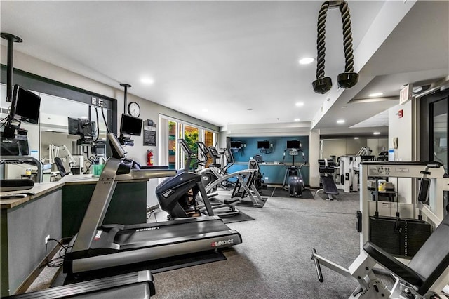 exercise room featuring recessed lighting