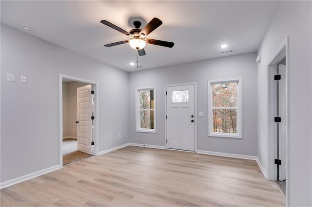 foyer with recessed lighting, visible vents, light wood-style flooring, ceiling fan, and baseboards