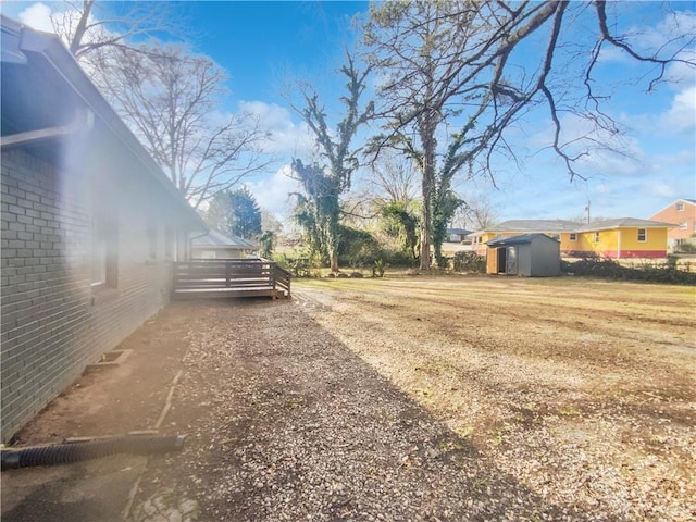 view of yard featuring a storage shed