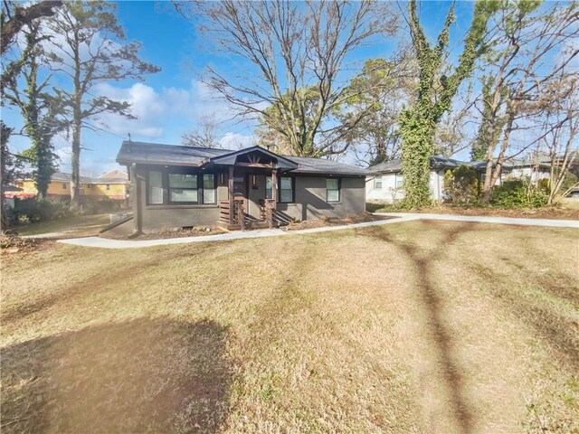 view of front of home featuring a front lawn