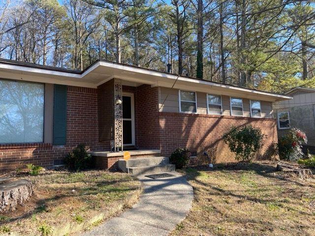 single story home with a front yard