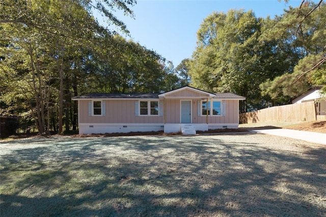 view of front of property featuring a front lawn