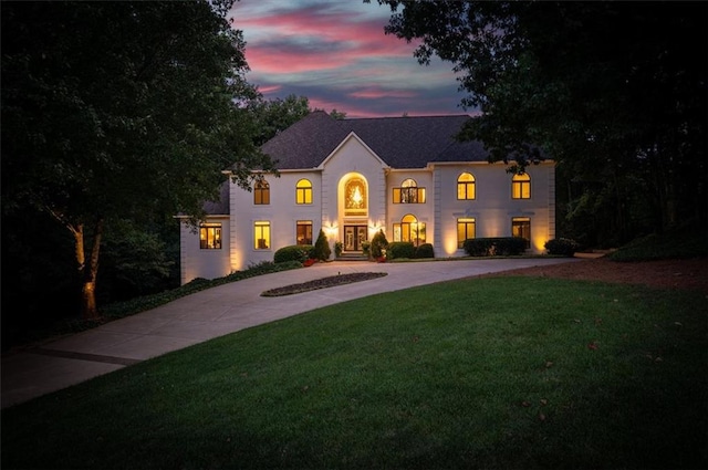 view of front of house with driveway and a front yard