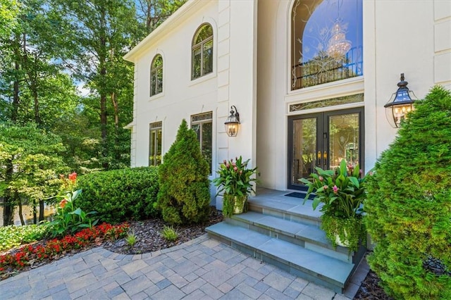 property entrance featuring stucco siding