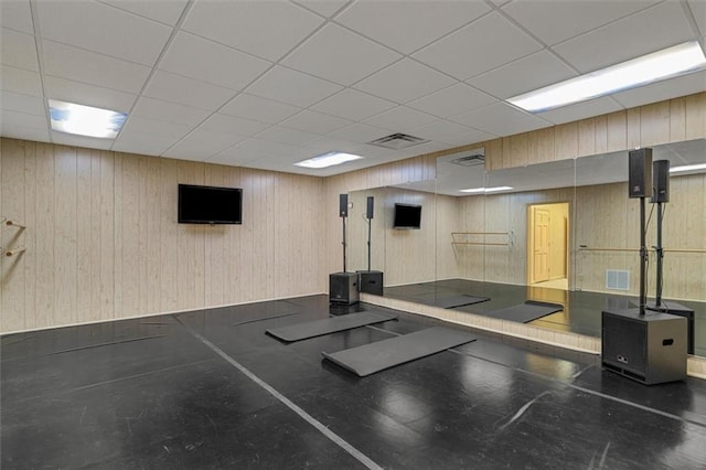 workout room with visible vents and a drop ceiling