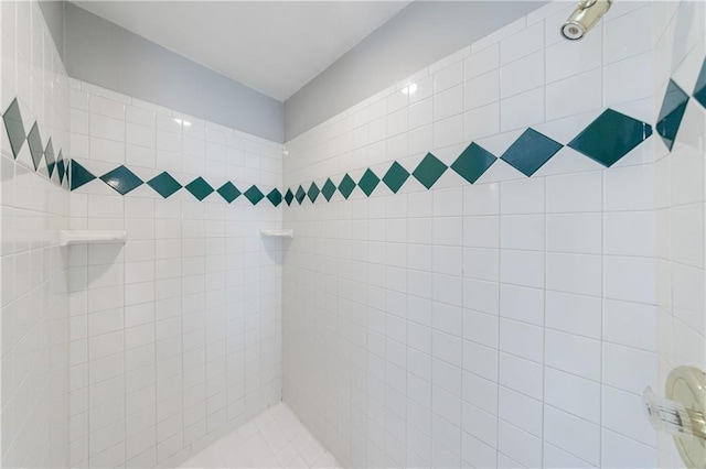 full bath featuring tiled shower