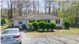 view of front of property featuring driveway
