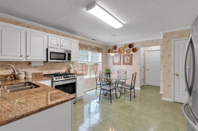 3573 Willow Tree Trce, Decatur, GA 30034 - kitchen with appliances with stainless steel finishes, a sink, crown molding, a textured ceiling, and wallpapered walls