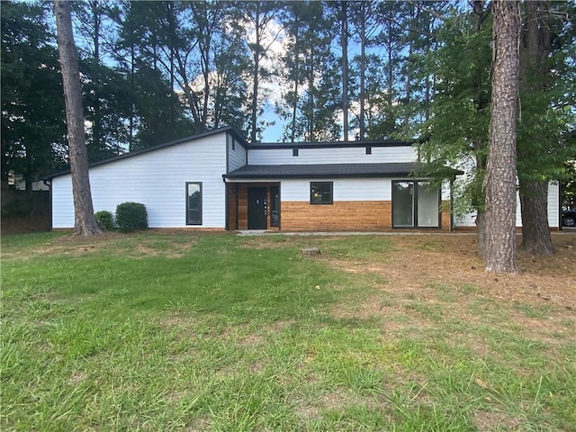 back of house featuring a yard