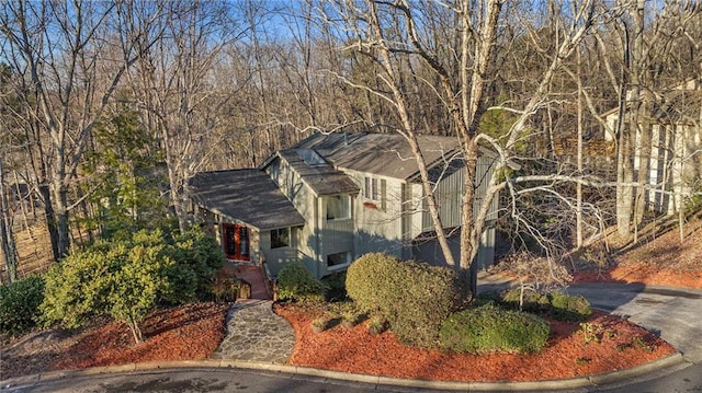 view of front facade with driveway