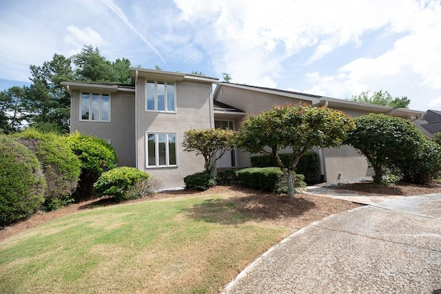 view of front of property featuring a front lawn