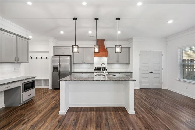 unfurnished living room featuring ceiling fan, dark hardwood / wood-style floors, sink, and crown molding