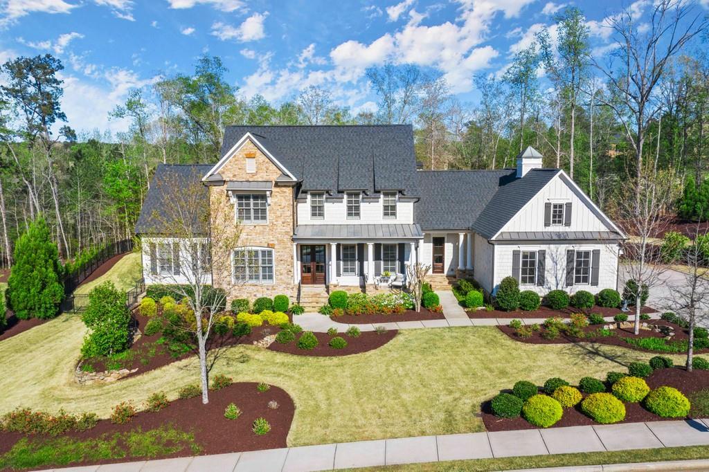 view of front of home featuring a front yard