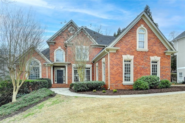 view of front facade featuring a front lawn