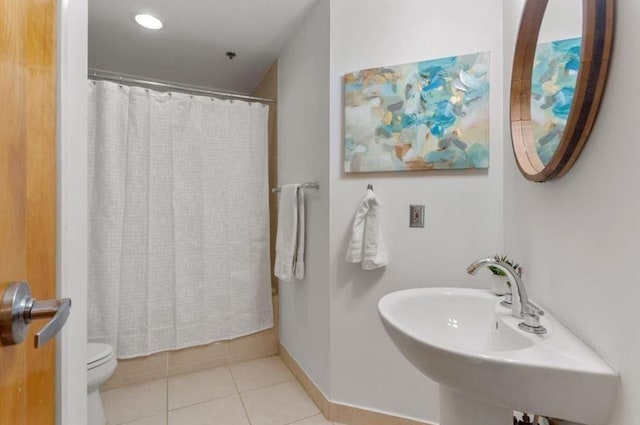 full bath with tile patterned flooring, curtained shower, a sink, and toilet