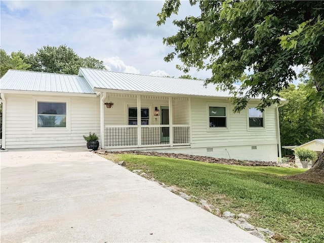 3905 Hunt Dr SE, Gainesville, GA 30507 - ranch-style home with crawl space, covered porch, a front lawn, and a metal roof