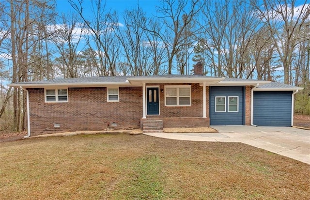 single story home featuring a front lawn