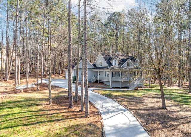 view of front of house featuring a porch and a front yard