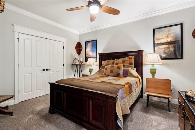 bedroom featuring crown molding, ceiling fan, a closet, and carpet flooring