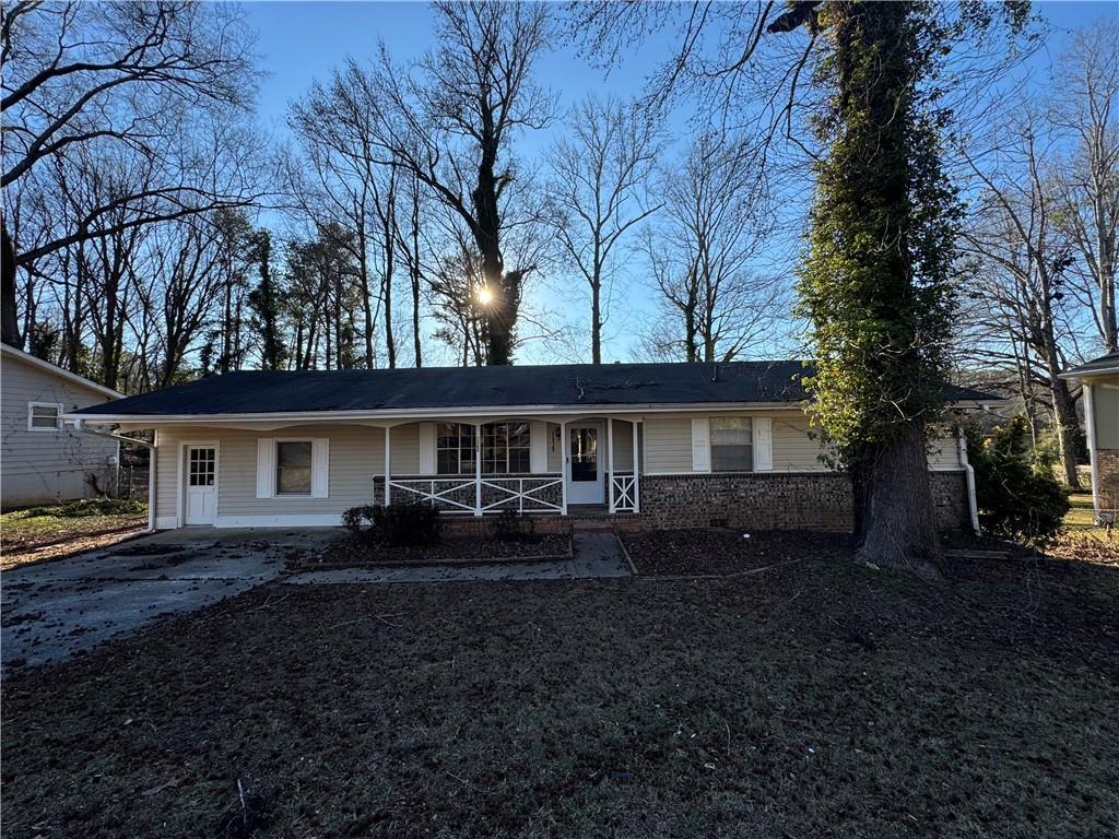 ranch-style home featuring a porch