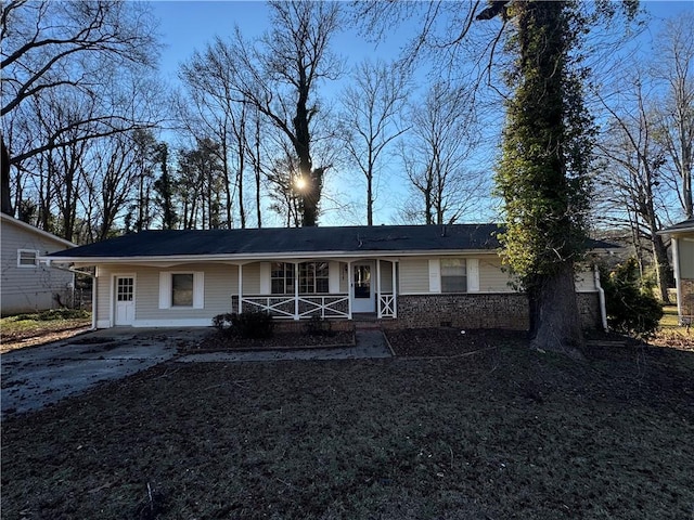 ranch-style home featuring a porch