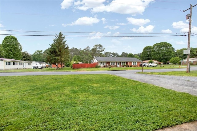 215 Maplewood Dr SW, Calhoun, GA 30701 - view of front facade featuring asphalt driveway and a front yard