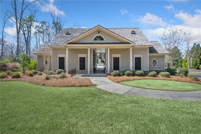 view of front facade featuring a front yard