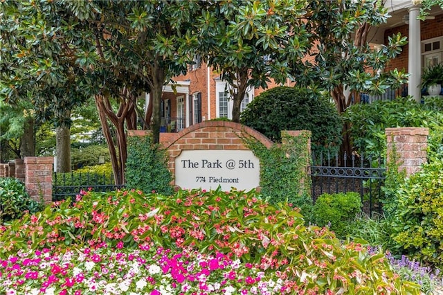 community / neighborhood sign featuring fence