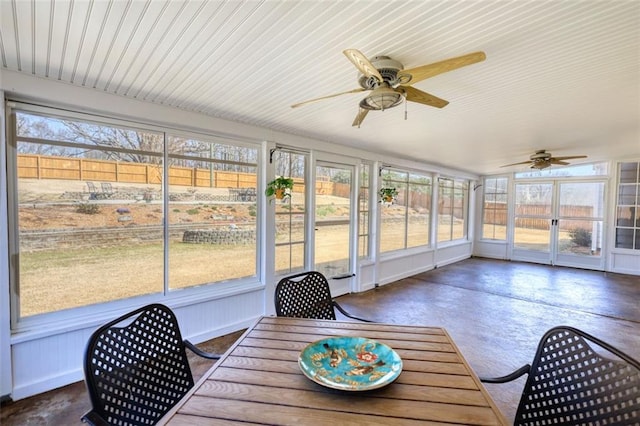 sunroom with ceiling fan