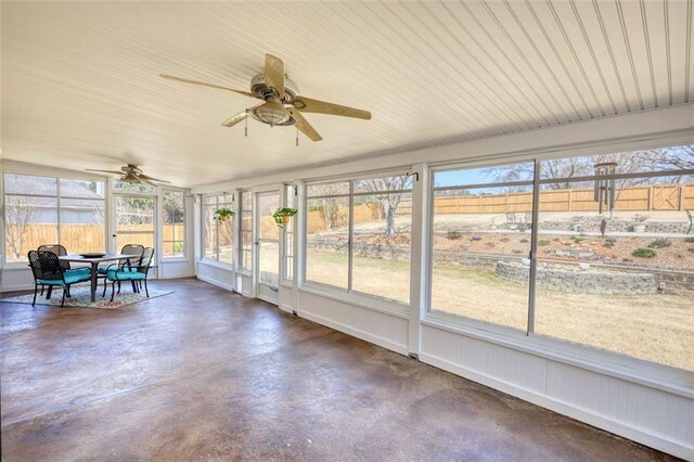 sunroom with ceiling fan