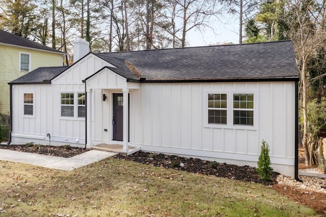 view of front of home featuring a front yard